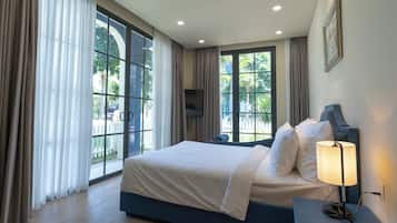 Minibar, desk, free WiFi, bed sheets