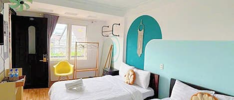 Habitación cuádruple superior | Escritorio y espacio para trabajar con un portátil