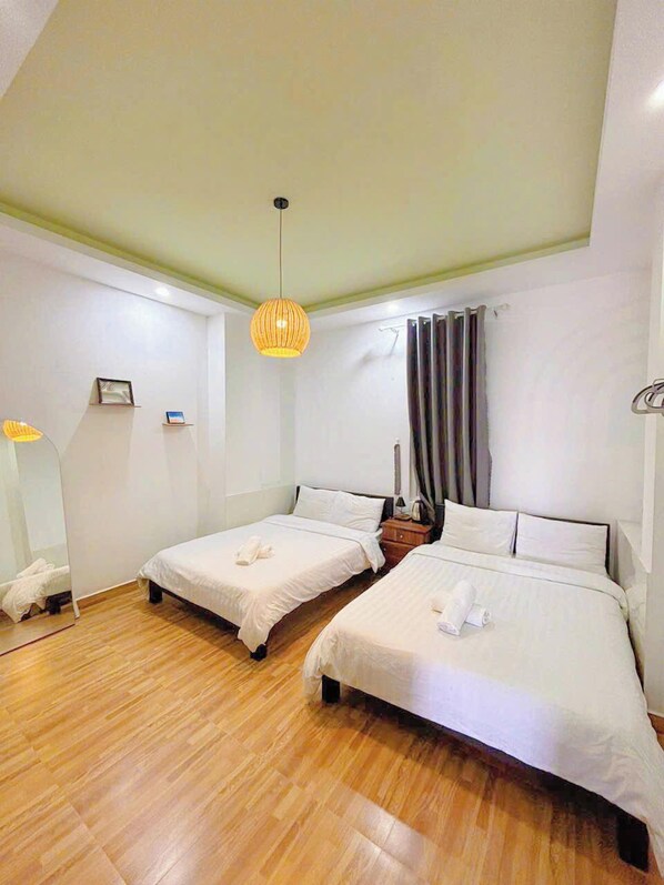 Kamar Quadruple Basic | Meja kerja, ruang kerja ramah laptop, kedap suara, dan Wi-Fi gratis