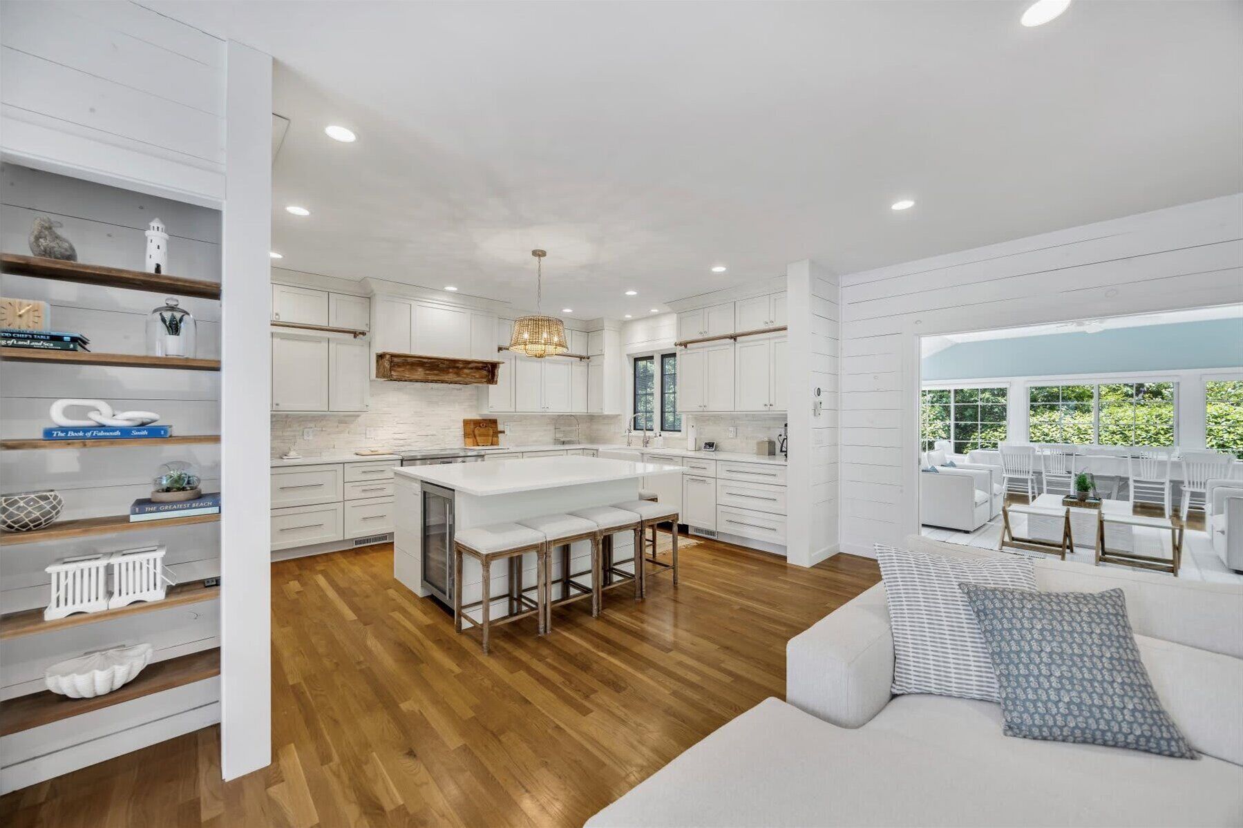 Een televisie, een open haard, tafelvoetbal en een kantoor