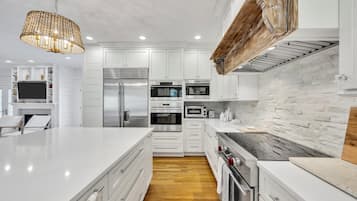 Køleskab, mikrobølgeovn, ovn, kogeplade