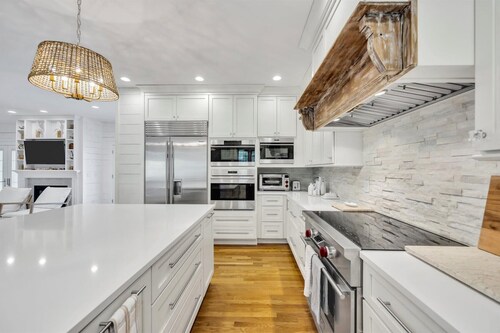 Stay 1 Block from Ocean at 7-Bed Retreat with Yard, Deck and Game Room, Host Up to 22 Across 16 Beds, Gas Fireplace, Gas Grill,  Ample Parking, Walk to Menauhant Beach, Perfect for Family Getaway, 24 Hr Hospitality