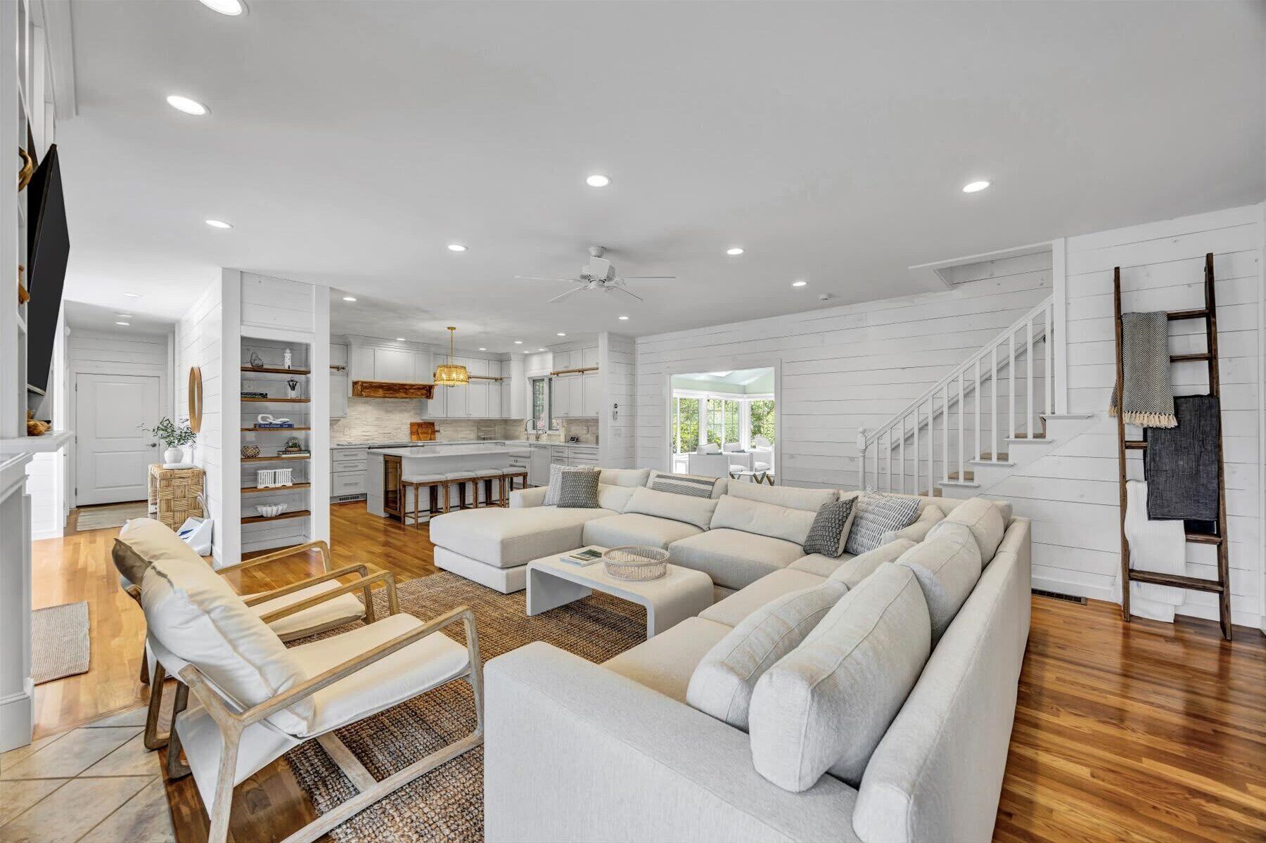 Télévision, cheminée, baby-foot, espaces bureaux