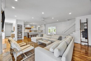 Télévision, cheminée, baby-foot, espaces bureaux