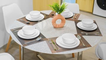 Apartment, 3 Bedrooms, City View | Dining room