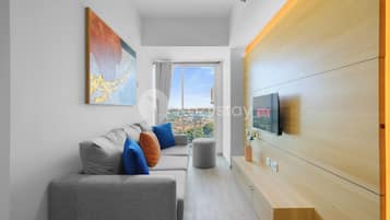 Apartment, 3 Bedrooms, City View | Living room | 32-inch Smart TV with cable channels, Netflix, streaming services