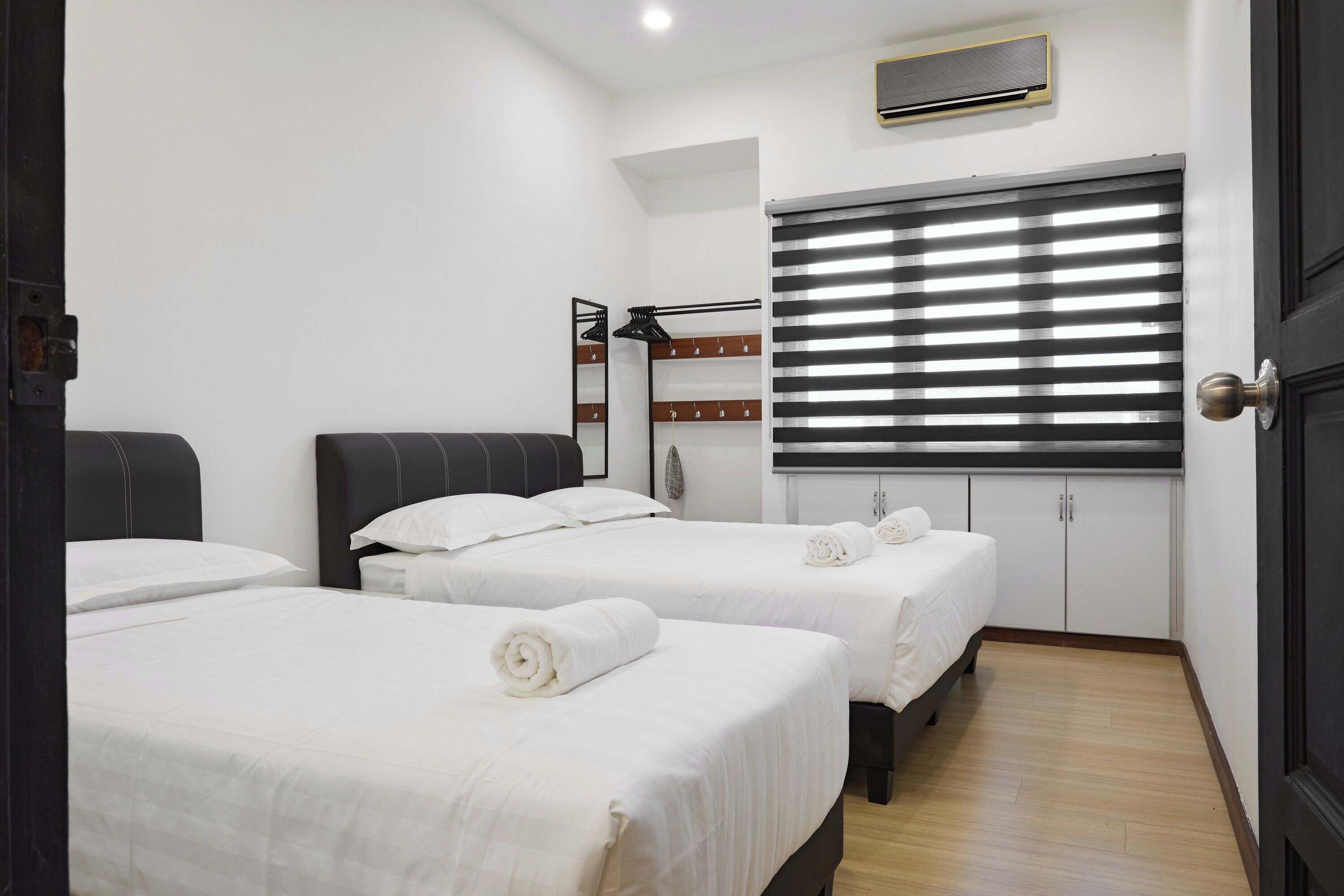 4 bedrooms, iron/ironing board, WiFi