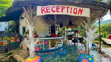 تناول الطعام بالخارج