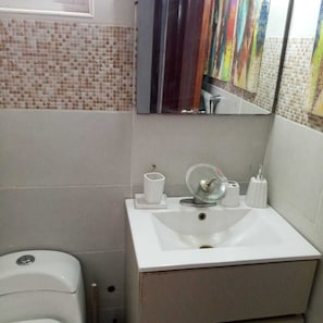 Apartment, 2 Bedrooms, Smoking | Bathroom