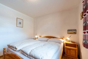 2 bedrooms, iron/ironing board, WiFi