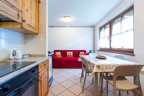 Réfrigérateur, four à micro-ondes, un four, lave-vaisselle