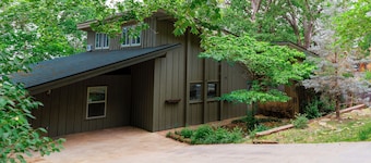 The Overlook on Mt Sequoyah~ Hot Tub~ 1mi from UofA campus and downtown!