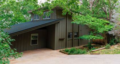 The Overlook on Mt Sequoyah~ Hot Tub~ 1mi from UofA campus and downtown!
