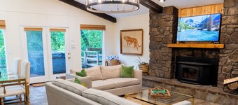 The Overlook on Mt Sequoyah~ Hot Tub~ 1mi from UofA campus and downtown!