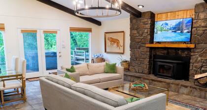 The Overlook on Mt Sequoyah~ Hot Tub~ 1mi from UofA campus and downtown!