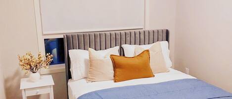Iron/ironing board, WiFi, bed sheets