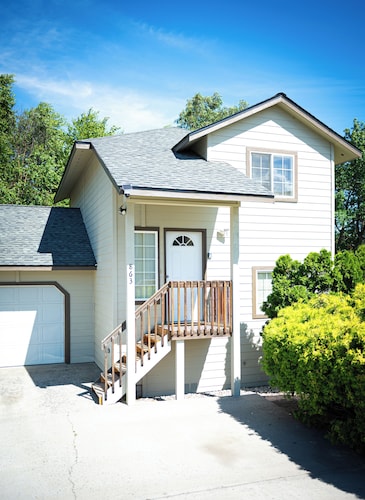 Relaxing 2-Bedroom Home with Private Deck in East Wenatchee