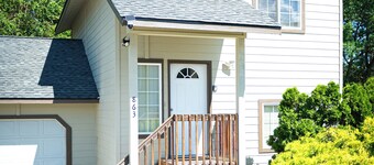 Relaxing 2-Bedroom Home with Private Deck in East Wenatchee