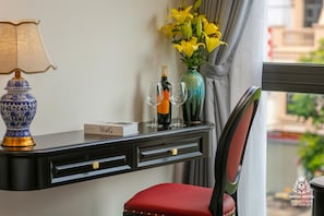 Luxury Room, 1 King Bed, Bathtub, City View
