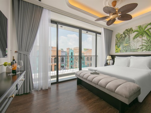 Royal Hotel - Vinhomes Ocean Park 3