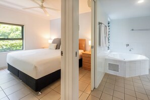 2 bedrooms, travel crib, free WiFi, bed sheets