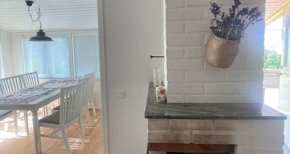 Charmigt Villa bredvid sjön Örlen