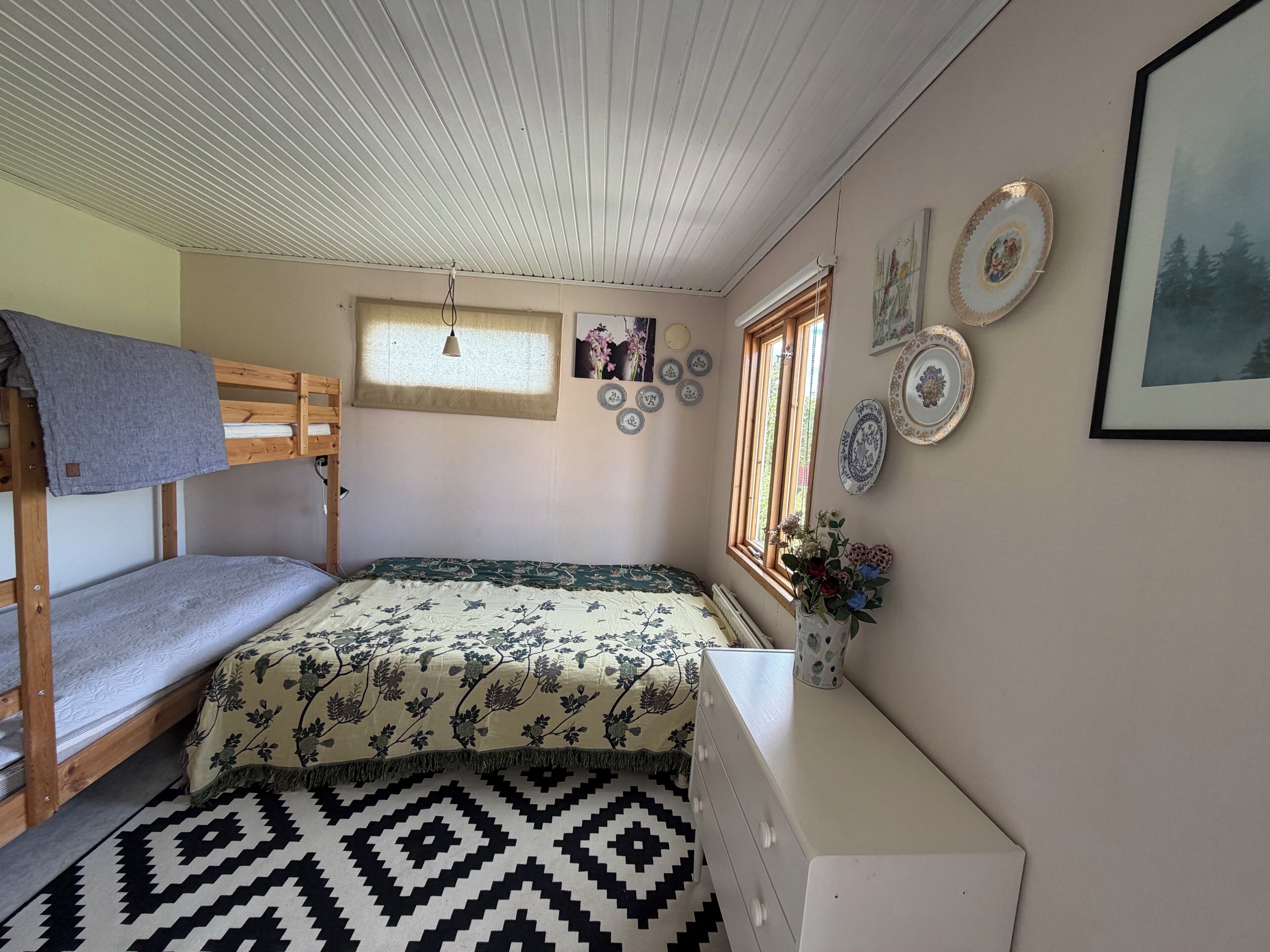 3 bedrooms, desk, soundproofing, iron/ironing board
