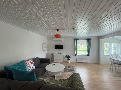 Charmigt Villa bredvid sjön Örlen