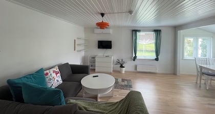 Charmigt Villa bredvid sjön Örlen