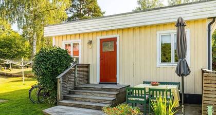 Charmigt Villa bredvid sjön Örlen