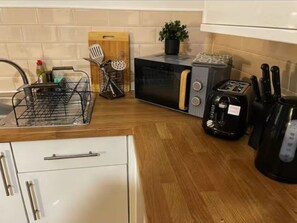 Micro-ondes, four, plaque de cuisson, cafetière/bouilloire