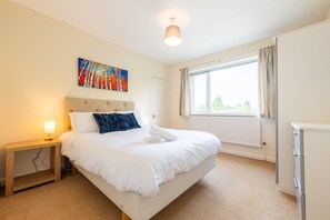 2 soverom, skrivebord, strykejern/-brett og wi-fi