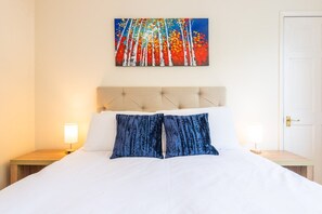 2 bedrooms, desk, iron/ironing board, WiFi