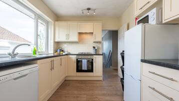 Fridge, oven, stovetop, dishwasher