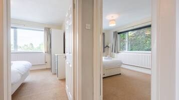 2 bedrooms, desk, iron/ironing board, internet