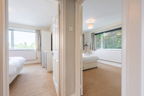 2 slaapkamers, een strijkplank/strijkijzer, internet, beddengoed