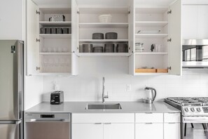 Refrigerador, microondas, horno y parrilla de estufa