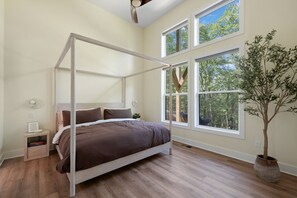 3 slaapkamers, een bureau, een strijkplank/strijkijzer, wifi