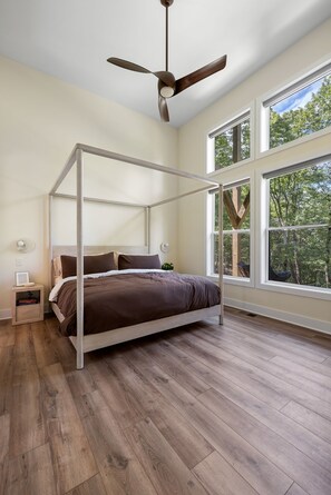 3 bedrooms, desk, iron/ironing board, WiFi