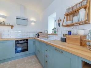 Een vaatwasser, een kinderstoel