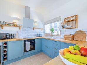 Oppvaskmaskin og høy barnestol