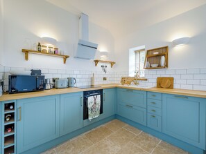 Oppvaskmaskin og høy barnestol