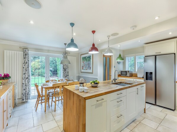 Lavavajillas y trona infantil