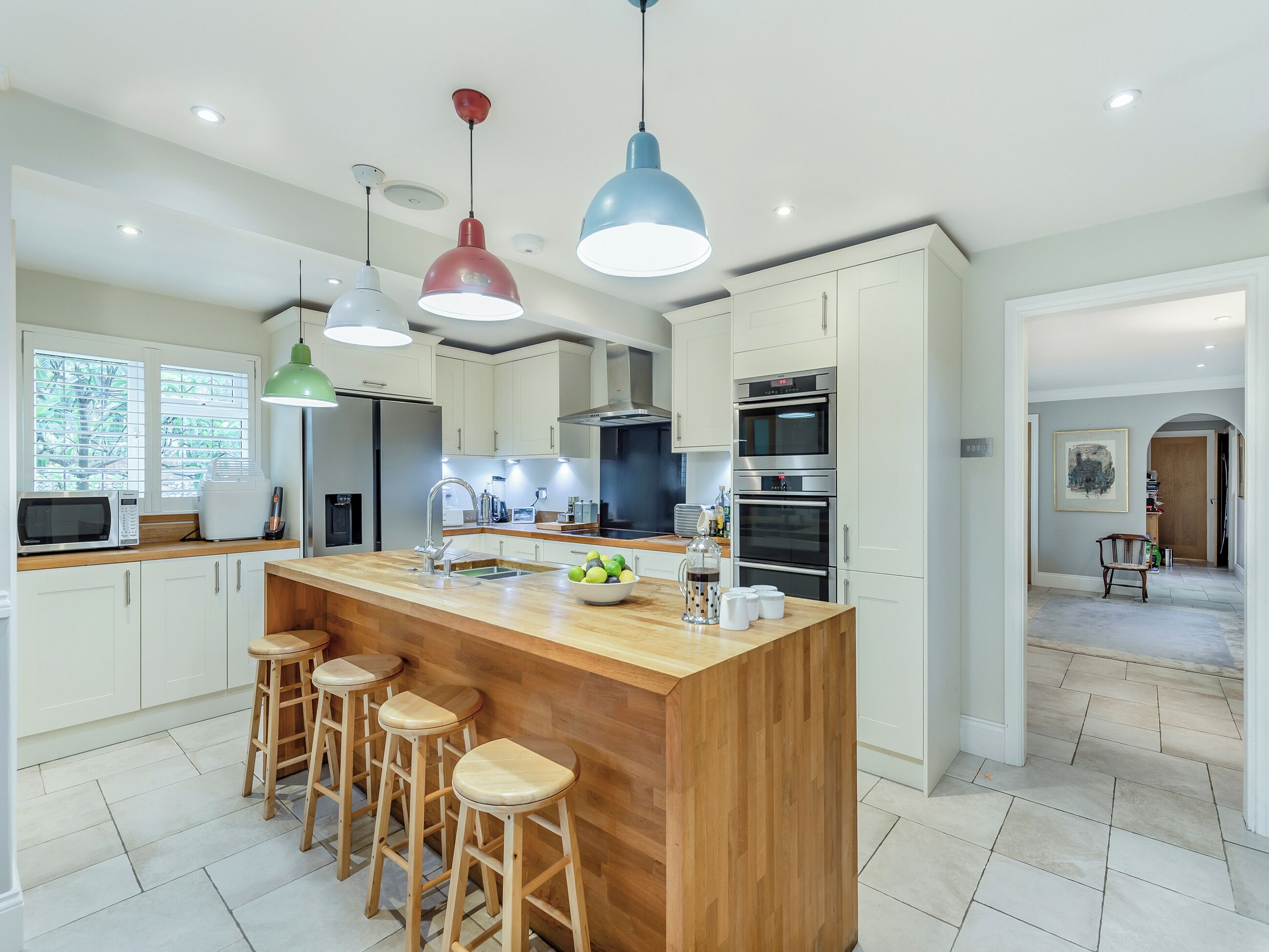 Oppvaskmaskin og høy barnestol