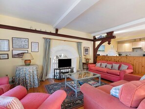 Living area - The setting is peaceful yet never far from the sea. (Fishguard)