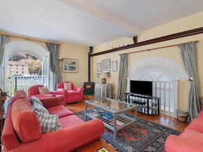Una sala de estar acogedora con chimenea, televisor y sofá.