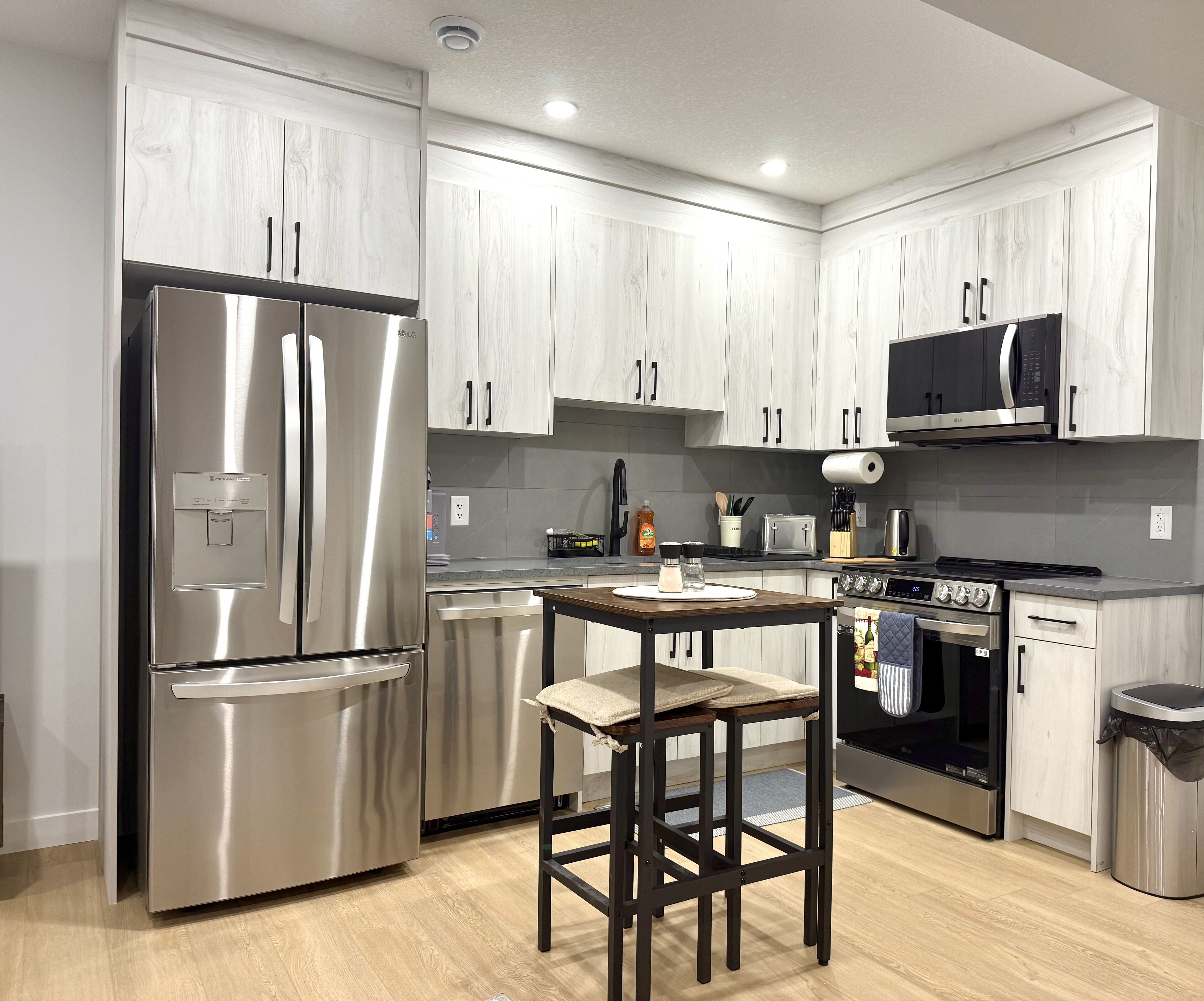 冰箱、微波炉、烤箱、炉灶