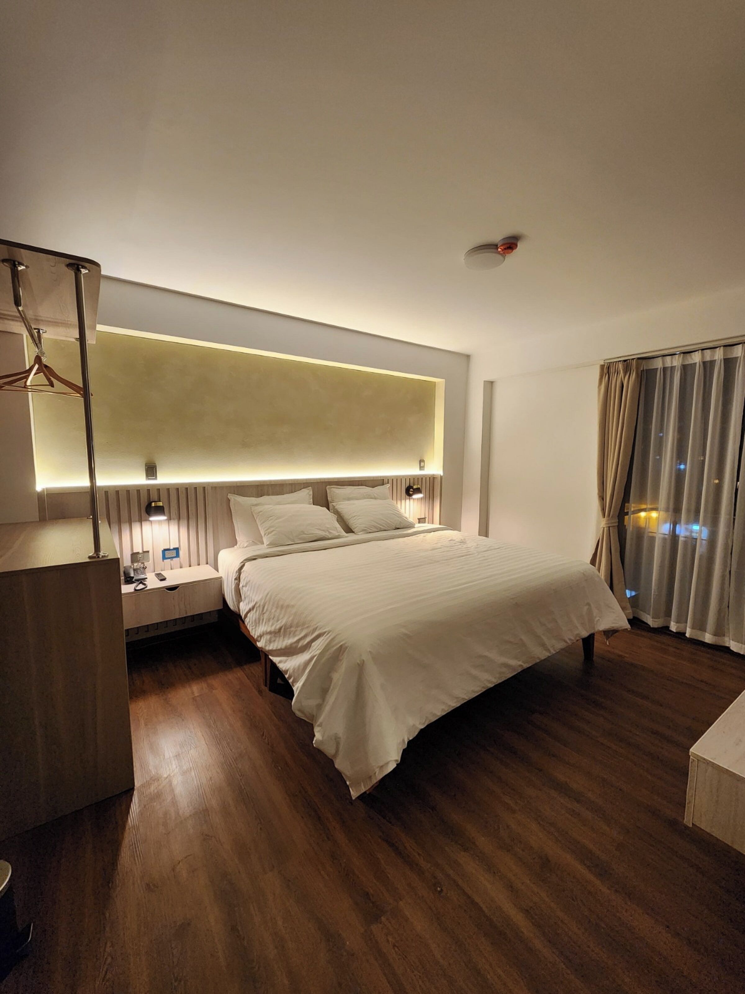 Una scrivania, postazione laptop, Wi-Fi gratuito