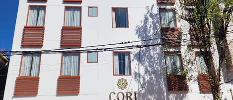 Vista frontal de la propiedad