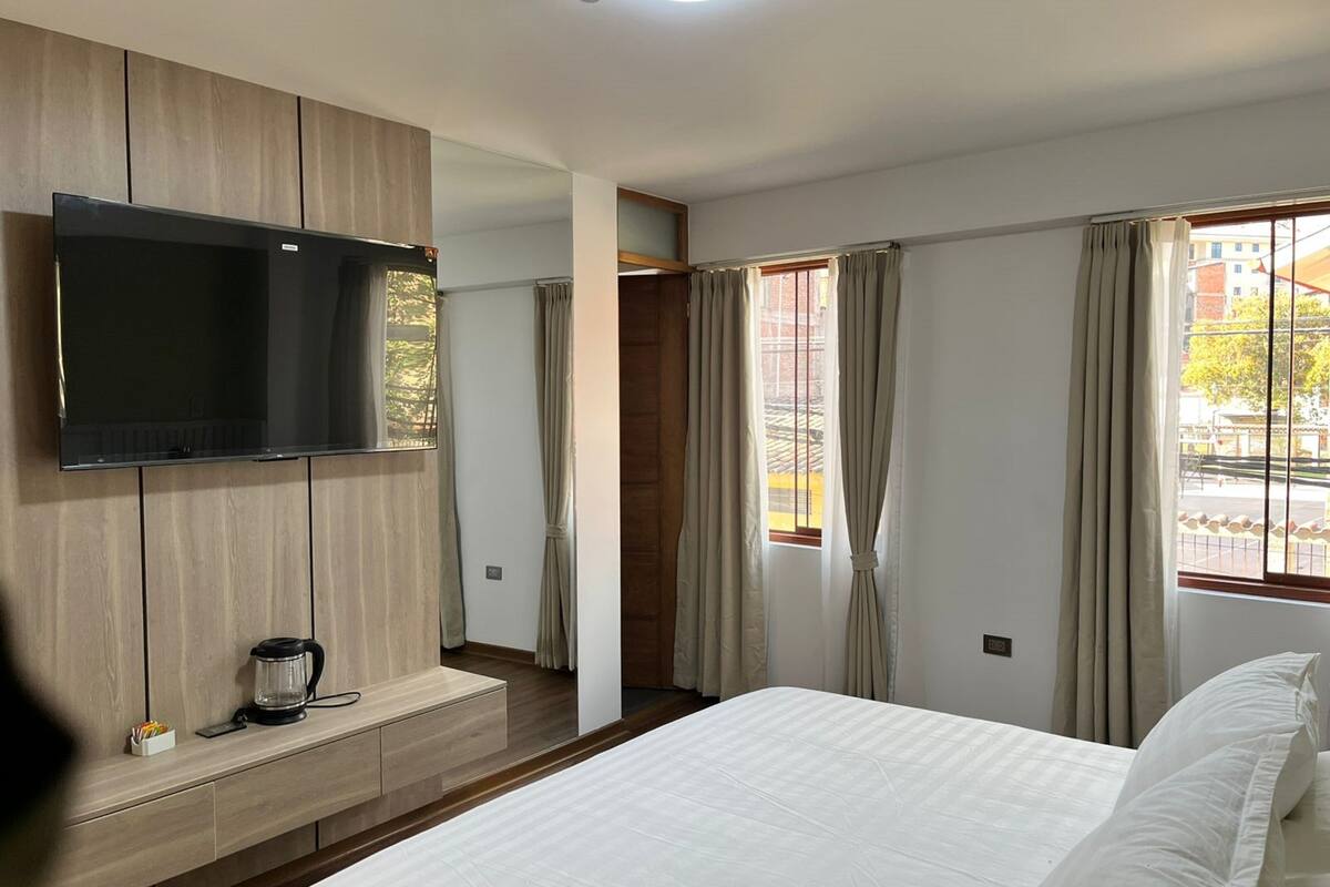 Comfort Studio | Desk, laptop workspace, free WiFi